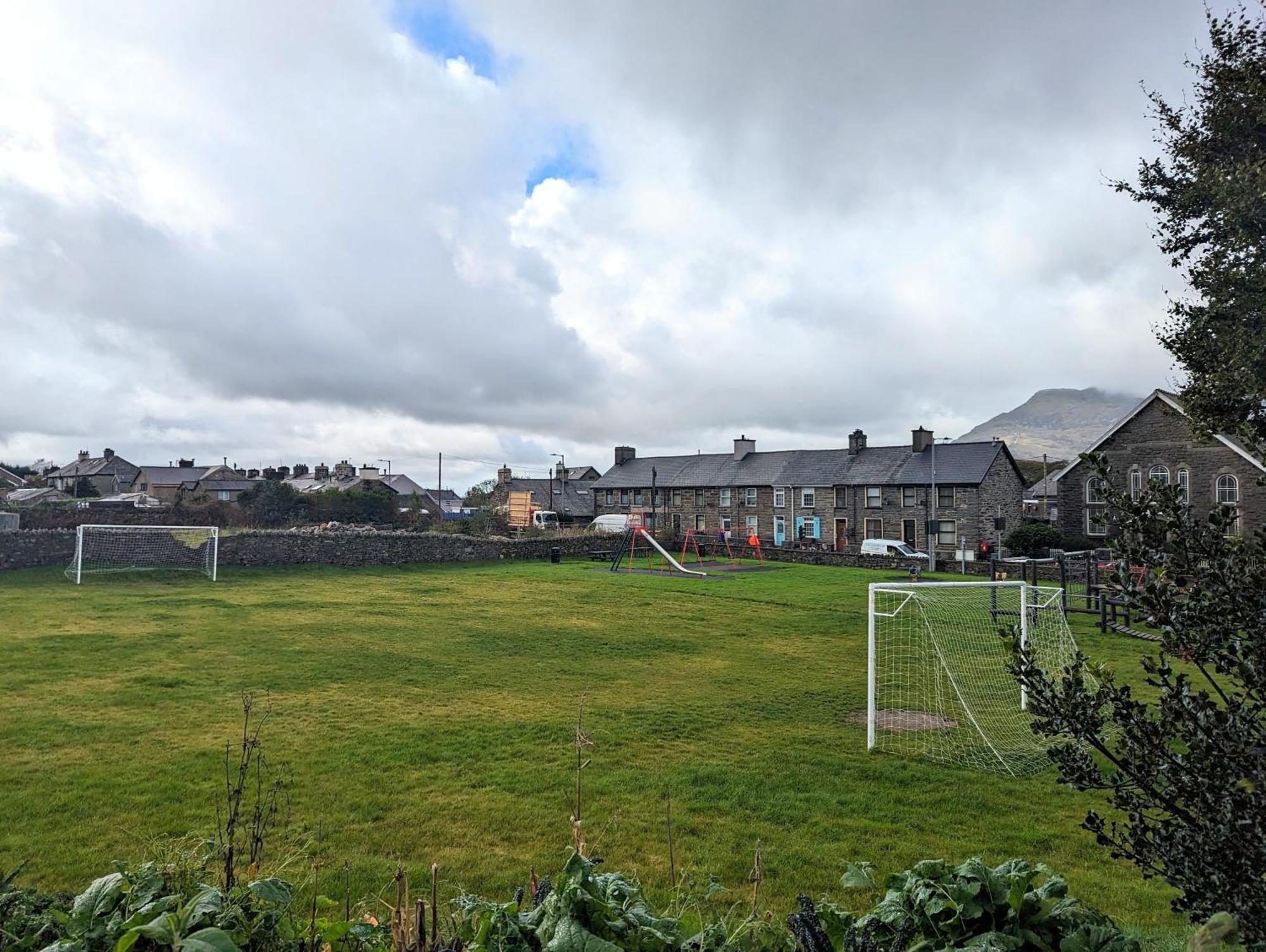 Cheerful 2 Bed Home With Mountain Views 블레노페스티니오그 외부 사진