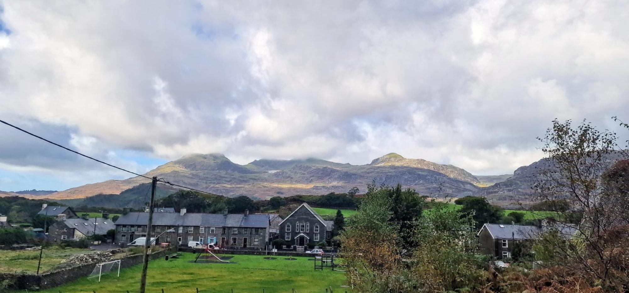 Cheerful 2 Bed Home With Mountain Views 블레노페스티니오그 외부 사진
