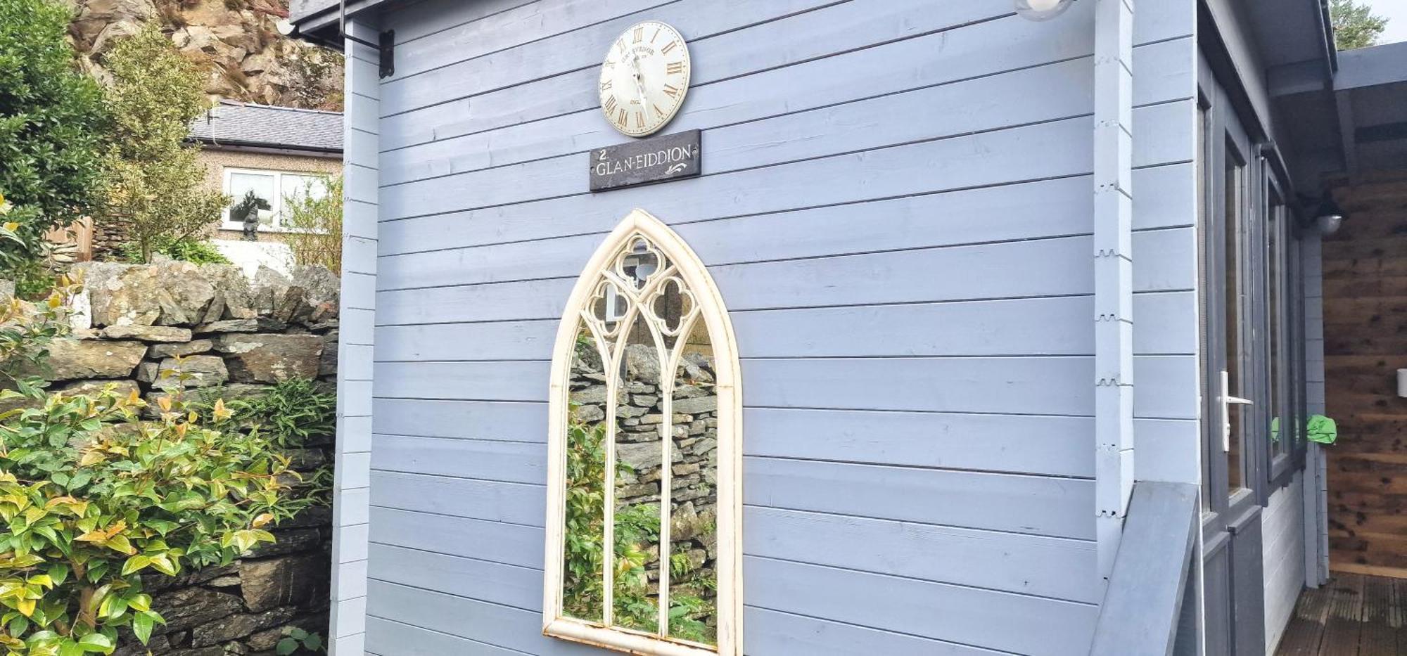 Cheerful 2 Bed Home With Mountain Views 블레노페스티니오그 외부 사진