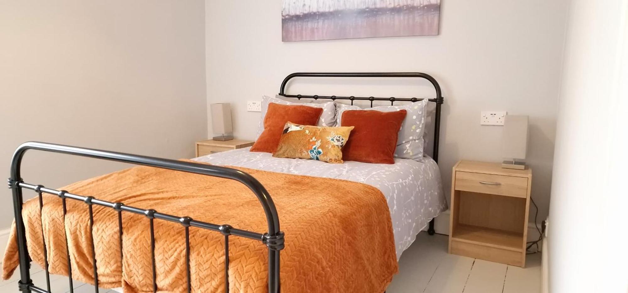 Cheerful 2 Bed Home With Mountain Views 블레노페스티니오그 외부 사진